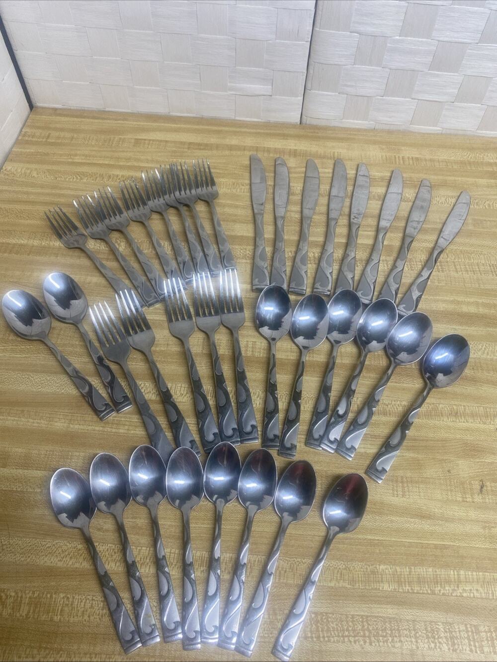 39 Pieces Oneida Tuscany Stainless Silverware Flatware Set Knife Spoon Fork